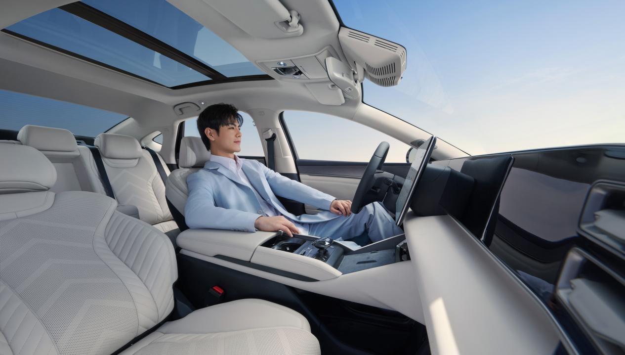 秦L DM-i上市,百公里亏电油耗2.9L,综合续航超2100公里