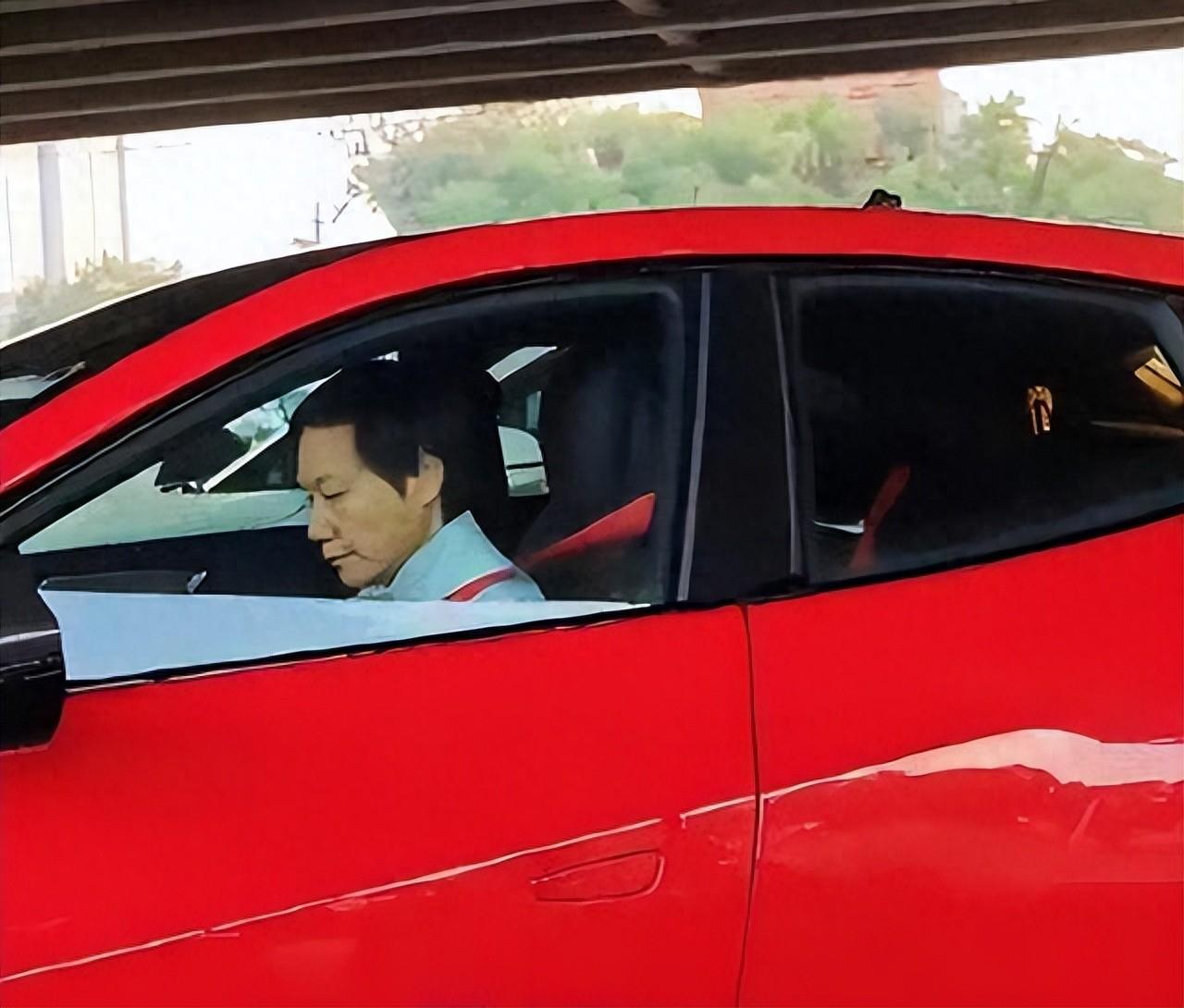 雷军开法拉利都能上热搜?网友:我的法拉米要来了?