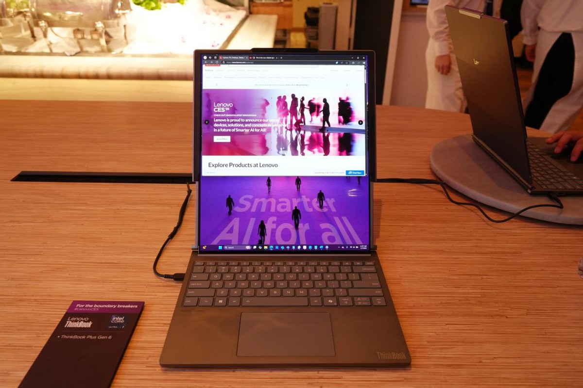联想亮相 CES 2025:全球首款卷轴屏笔记本问世