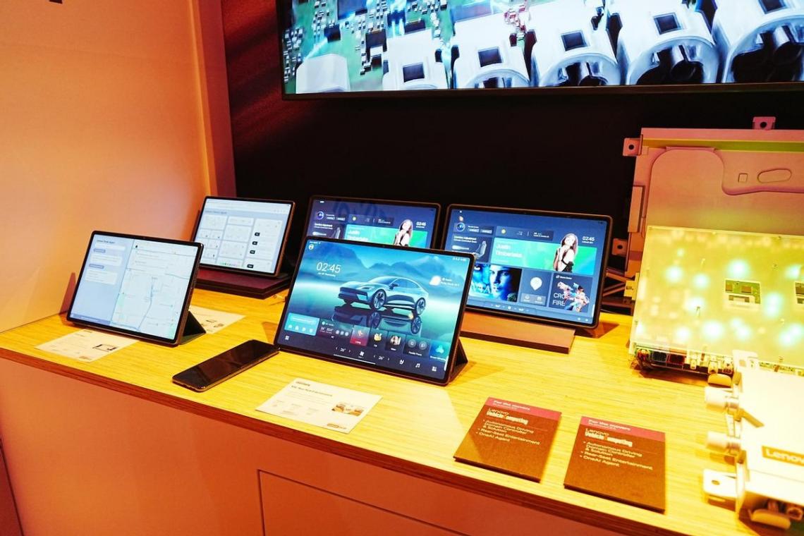 联想亮相 CES 2025:全球首款卷轴屏笔记本问世