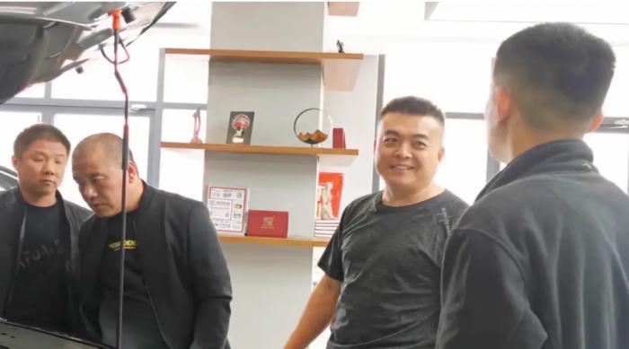 从1到1000,“蔚来小镇”养成记 刘冰(右二)与车友们交流