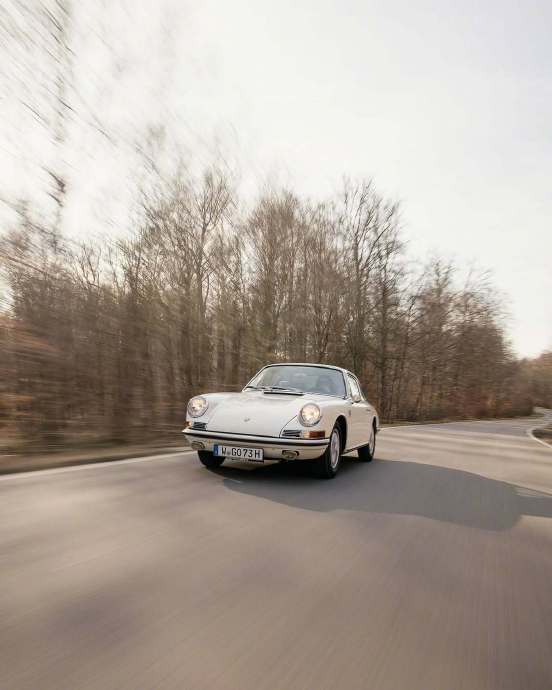 1966年保时捷911S极速近230km/h,2.0升发动机转速达7200rpm