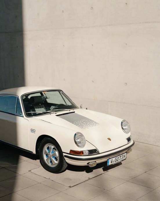 1966年保时捷911S极速近230km/h,2.0升发动机转速达7200rpm