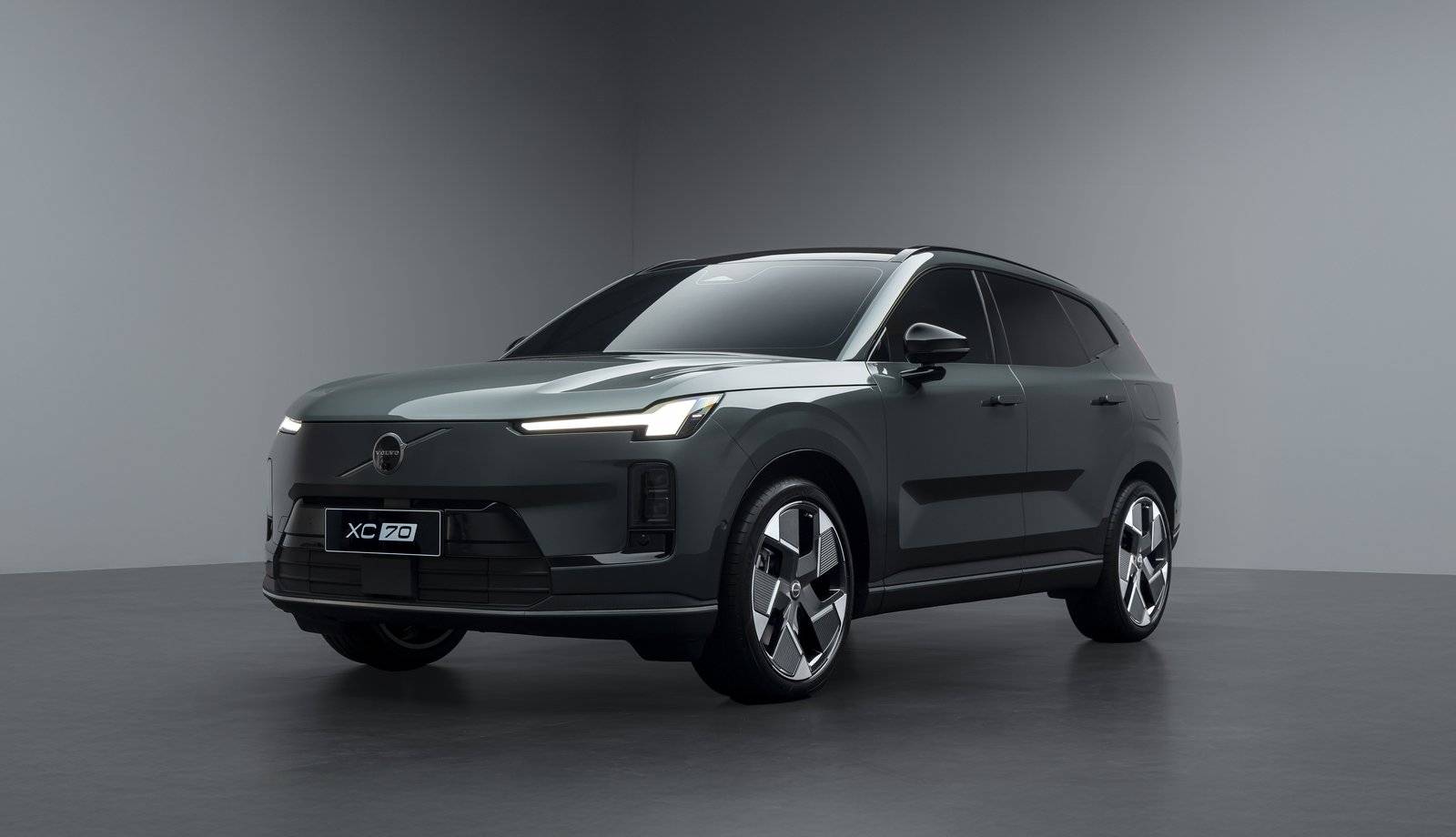 沃尔沃全新XC70首秀即王炸,豪华插混SUV市场要变天?
