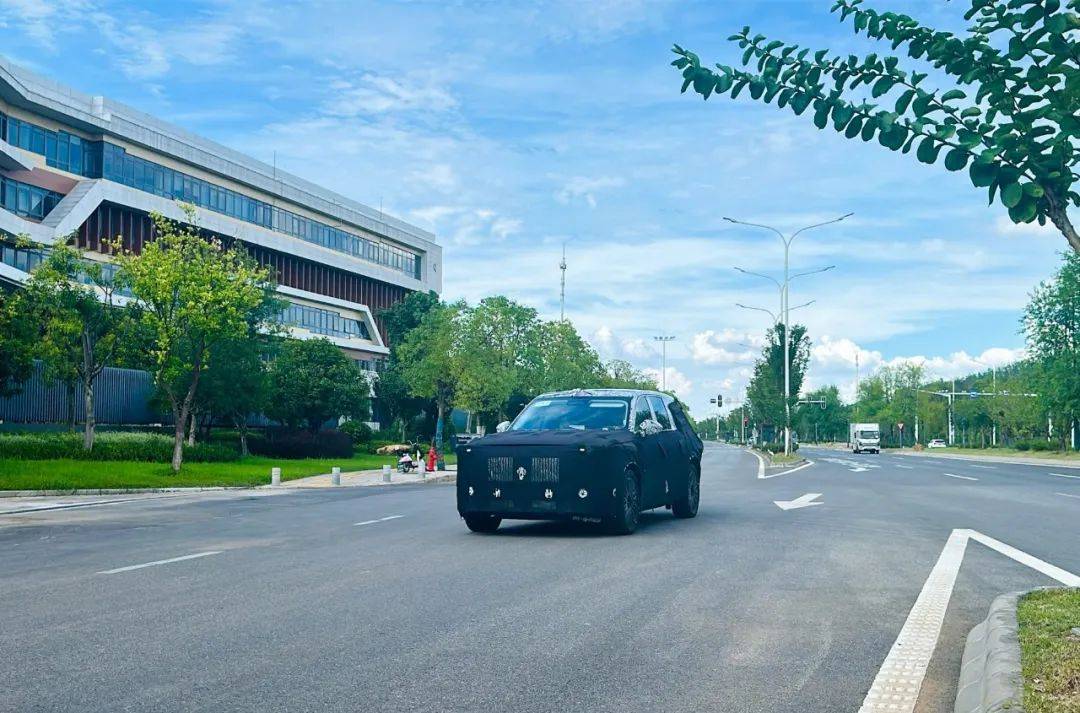 岚图泰山:全尺寸新能源 SUV 赛道又一位“登峰者”
