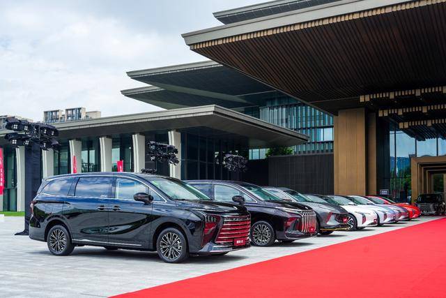 20万内买不到插混大MPV?风行星海V9越享17.99万起,配置拉挺满