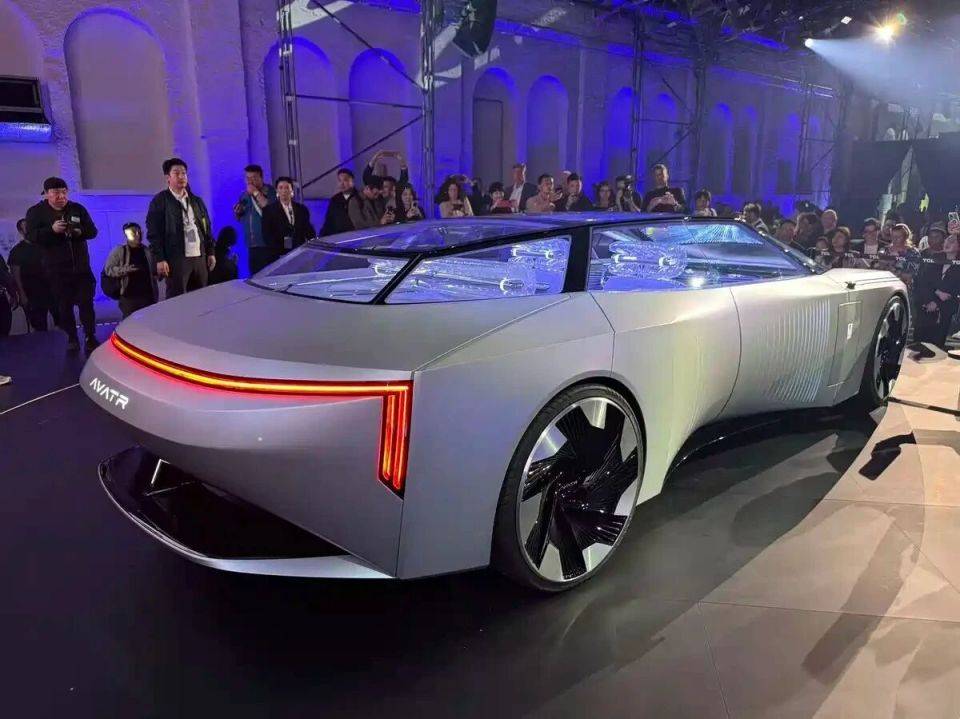 阿维塔全新概念车,对开车门,车长超5米8