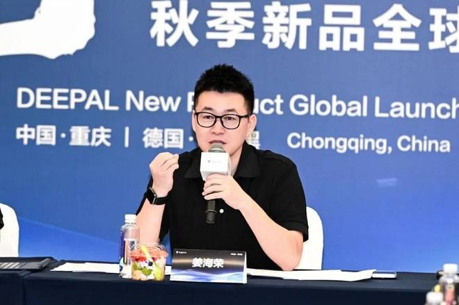 深蓝汽车在新品发布会上以“奔跑”为主题,深刻诠释了其“向新、向上、向前”的发展理念和战略方向