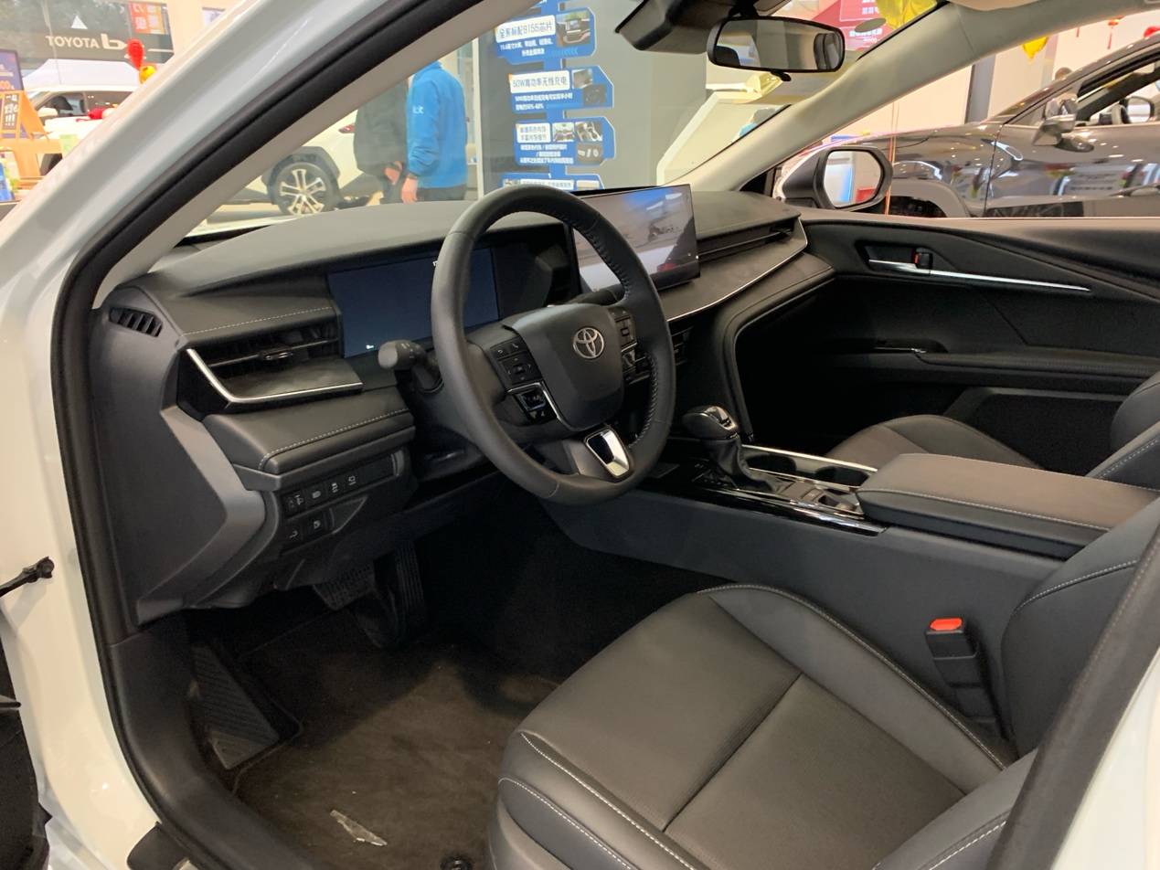 低3万动力强,凯美瑞2.5L双擎对比雷克萨斯ES200