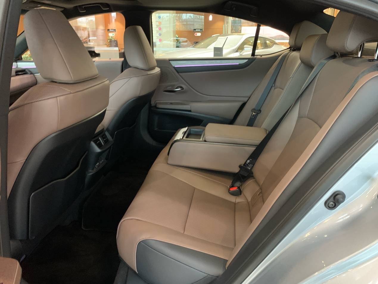 低3万动力强,凯美瑞2.5L双擎对比雷克萨斯ES200