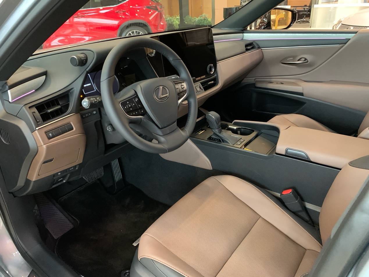 低3万动力强,凯美瑞2.5L双擎对比雷克萨斯ES200