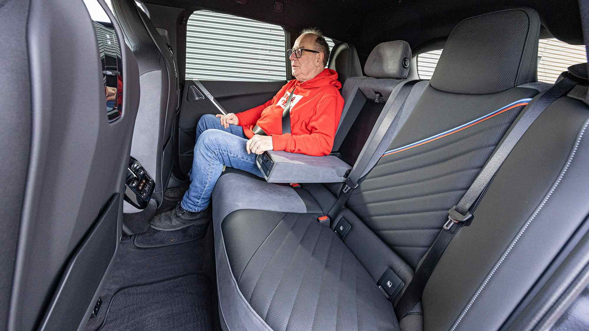 驾驶BMW iX M70的体验,竟然能秒杀大部分跑车