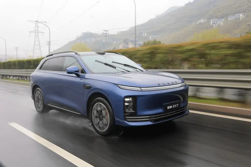 途EX7凭借“性能豪华大五座SUV”的定位,毅然在20万级细分市场掀起了一场融合“技术跨越”与“豪华普惠”的深度变革
