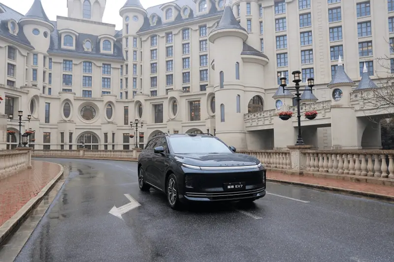 途EX7凭借“性能豪华大五座SUV”的定位,毅然在20万级细分市场掀起了一场融合“技术跨越”与“豪华普惠”的深度变革