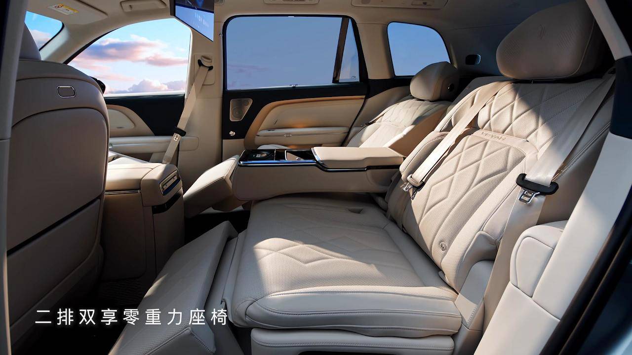 岚图汽车董事长卢放正式曝光了旗舰大五座SUV“泰山X8”的内饰设计,同步发布“大有乾坤”全感官座舱 二排双享零重力座椅.jpg