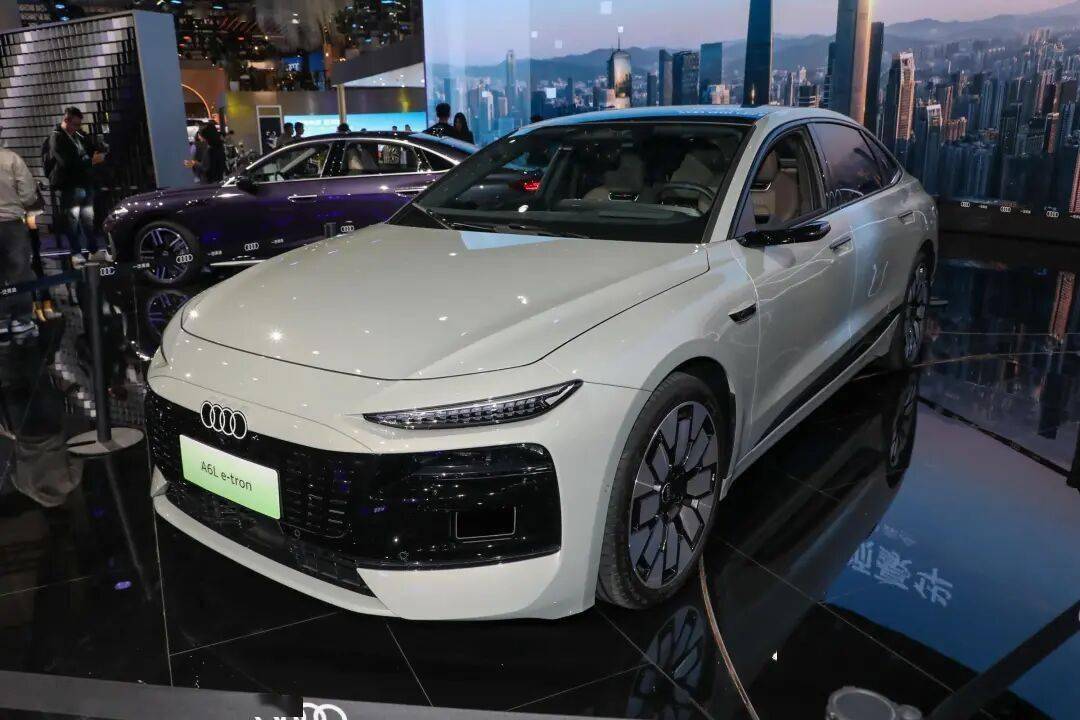 奥迪A6L e-tron搭载华为乾崑辅助驾驶系统,动力上提供单电机和双电机车型,CLTC工况最大续航里程815km