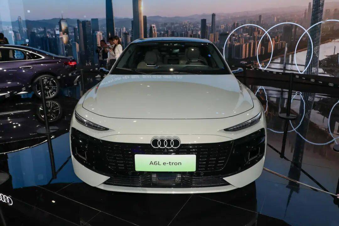 奥迪A6L e-tron搭载华为乾崑辅助驾驶系统,动力上提供单电机和双电机车型,CLTC工况最大续航里程815km