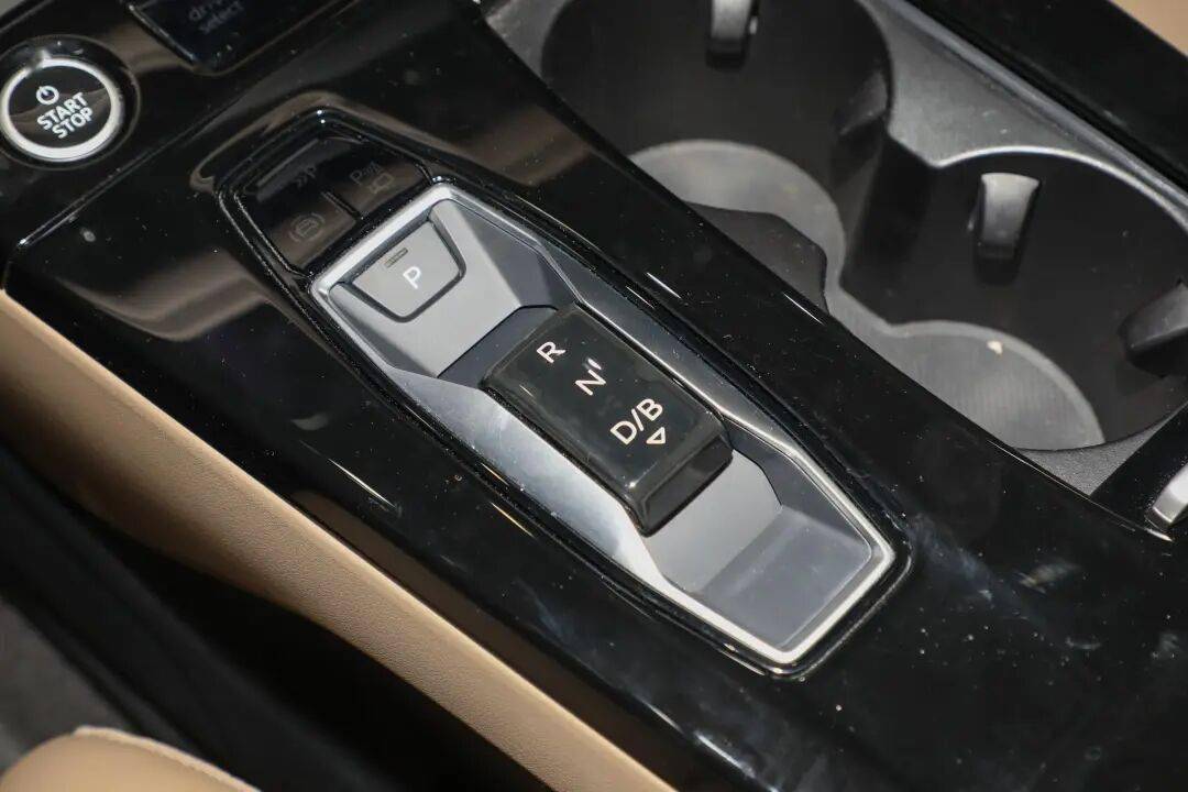奥迪A6L e-tron搭载华为乾崑辅助驾驶系统,动力上提供单电机和双电机车型,CLTC工况最大续航里程815km