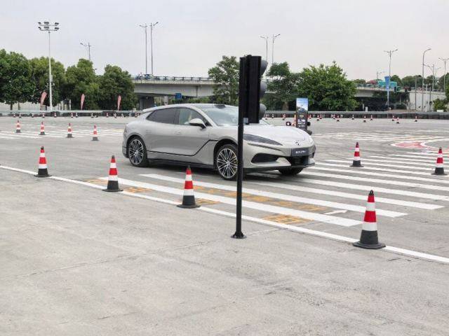 骐骥千里势不可挡!全新腾势Z9 GT 极智驾控体验营重庆站燃擎开驾
