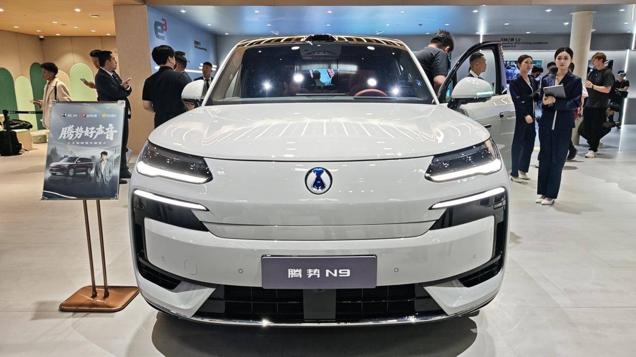 闪充和420km续航是亮点,细节更尊贵豪华,车展体验腾势N9闪充版