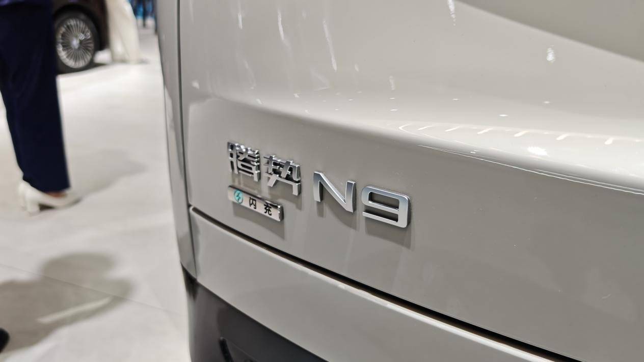 闪充和420km续航是亮点,细节更尊贵豪华,车展体验腾势N9闪充版