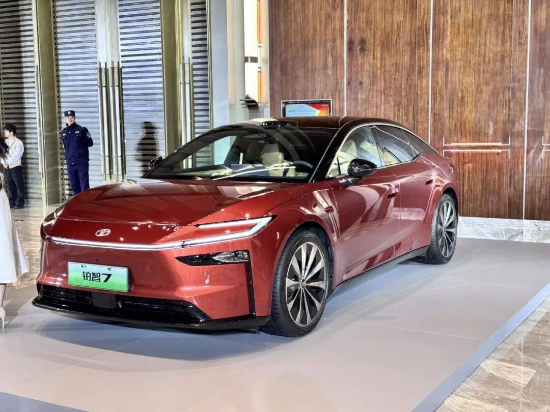 4月零售销量排在前三的是吉利星愿、小米SU7与特斯拉Model Y,这三款车已经是榜单上的常客